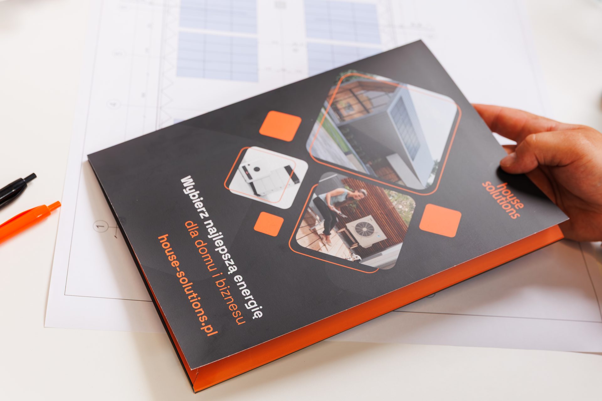 Folder ofertowy House Solutions na projekcie instalacji