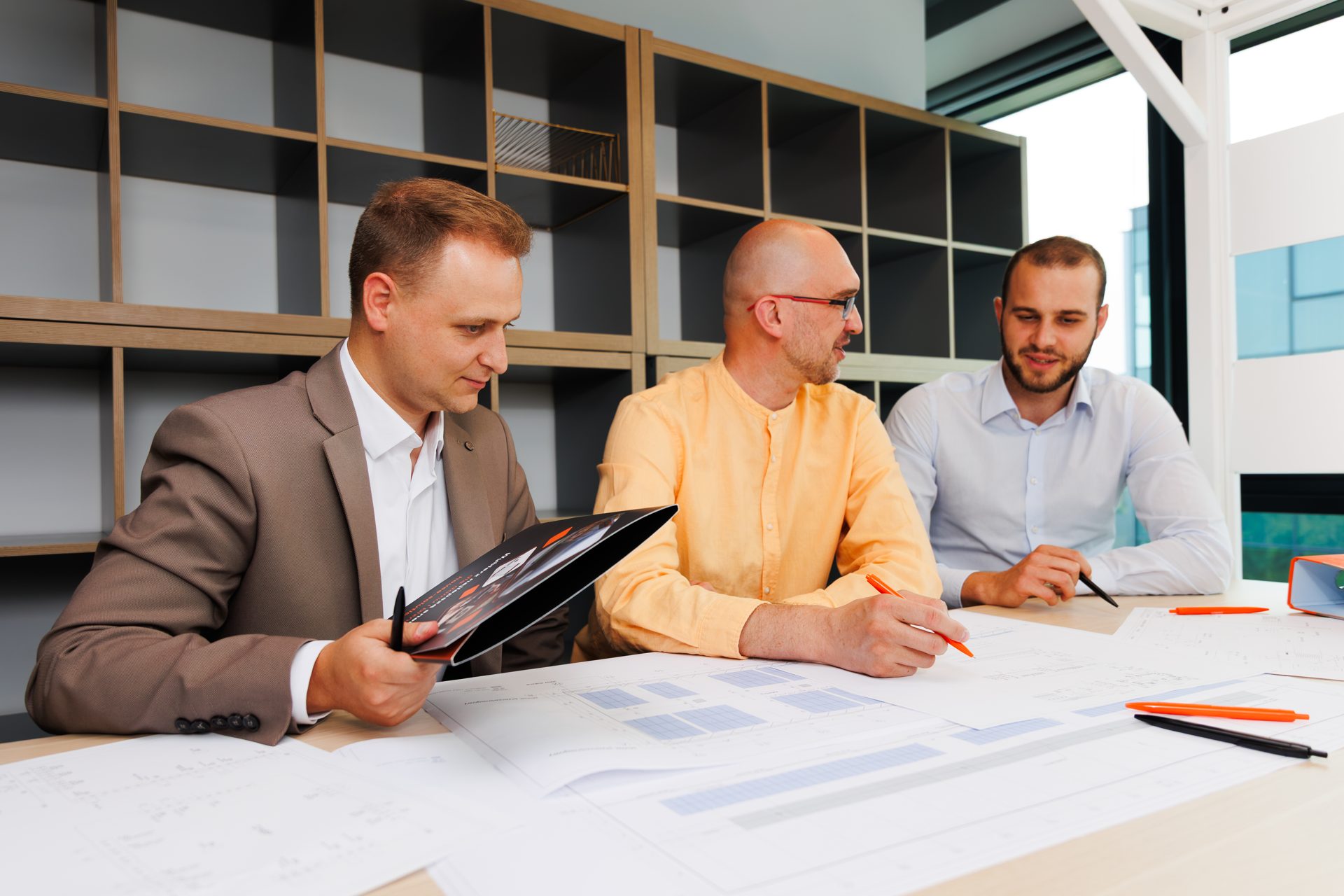Zespół House Solutions analizuje projekt i dokumentację klienta