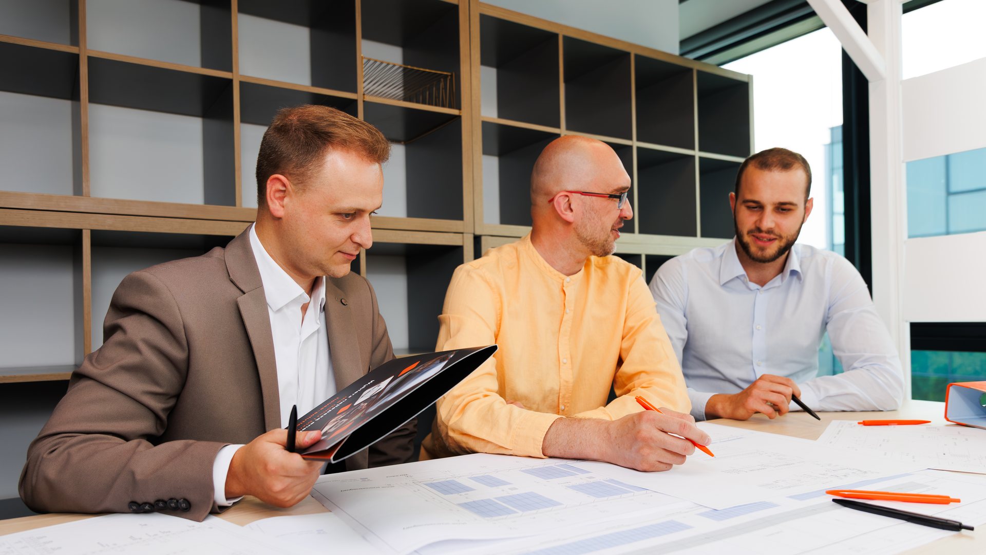 Doradcy House Solutions omawiają z klientem projekt instalacji dla firmy