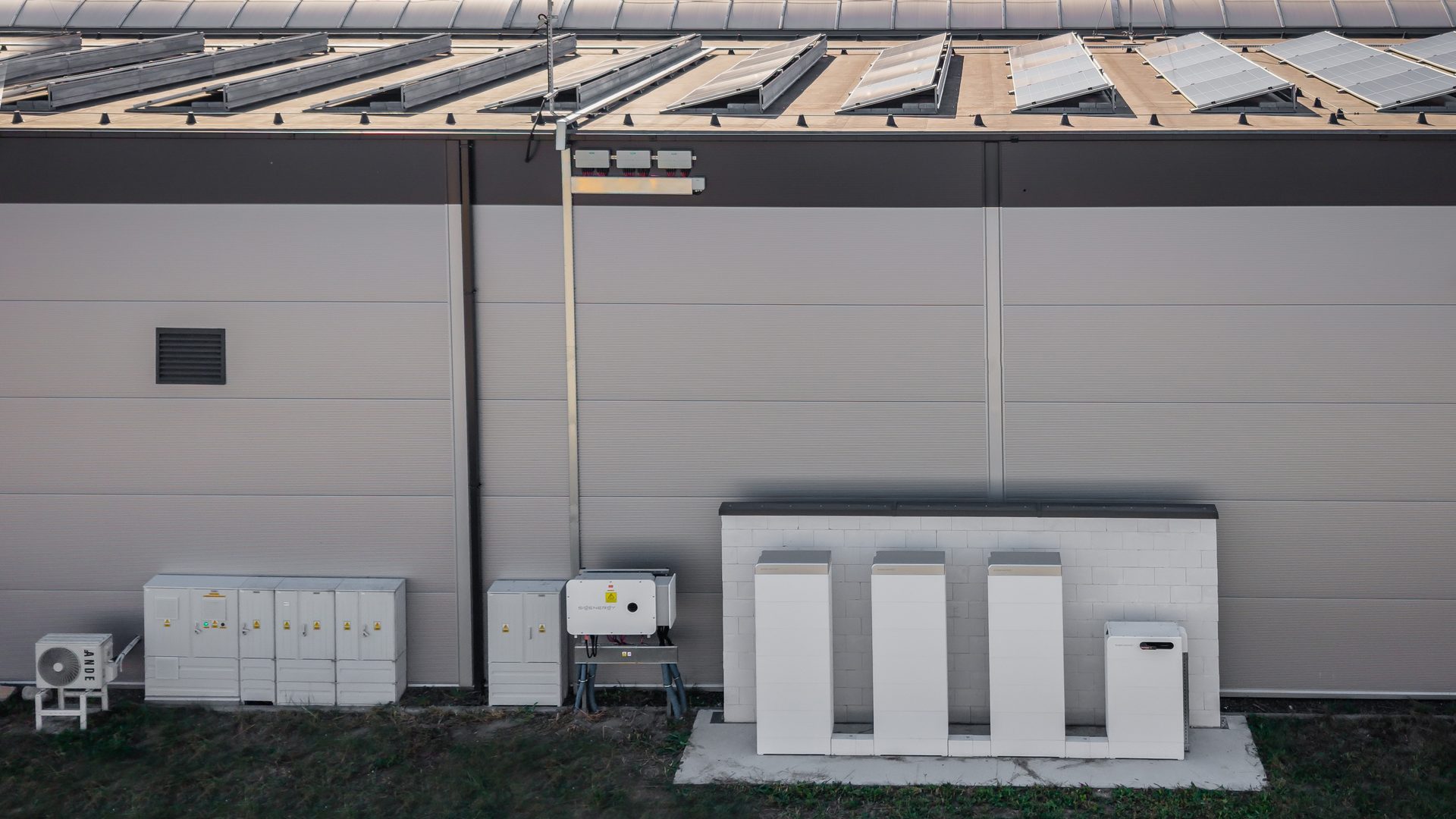 Magazyny energii przy hali firmy z instalacją fotowoltaiczną, realizacja House Solutions