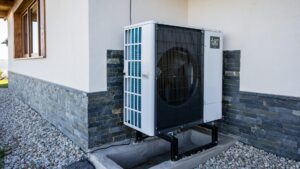 Pompa ciepła Mitsubishi Electric zamontowana przy domu jednorodzinnym
